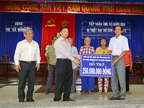 Thăm, hỗ trợ các gia đình có người thiệt mạng, sập nhà sau bão tại Ninh Hòa