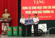 Tặng dụng cụ sinh hoạt cho các đảo thuộc quần đảo Trường Sa