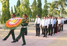 Lãnh đạo tỉnh Khánh Hòa viếng, đặt vòng hoa tại Nghĩa trang Liệt sĩ Hòn Dung