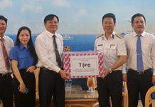 Phó Chủ tịch HĐND tỉnh Khánh Hòa thăm, tặng quà các đơn vị quân đội