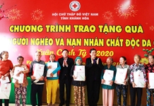 Phó Chủ tịch Thường trực Quốc hội Tòng Thị Phóng: Thăm, tặng quà Tết cho người dân Vạn Ninh