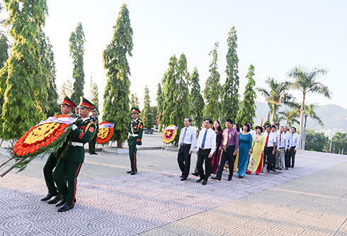 Lãnh đạo tỉnh viếng, đặt vòng hoa tại Nghĩa trang liệt sĩ Hòn Dung