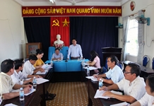 Đồng chí Hồ Văn Mừng - Ủy viên Ban Thường vụ Tỉnh ủy, Trưởng ban Tuyên giáo Tỉnh ủy làm việc với Đảng ủy xã Vạn Thạnh, Vạn Long (huyện Vạn Ninh)