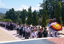 Đặt vòng hoa, dâng hương tại nghĩa trang liệt sĩ Hòn Dung