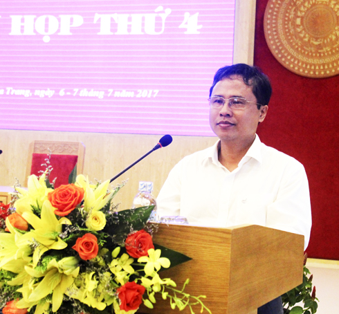 Xem xét, thông qua nhiều nghị quyết quan trọng