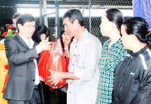 Trao 241 suất quà Tết cho công nhân