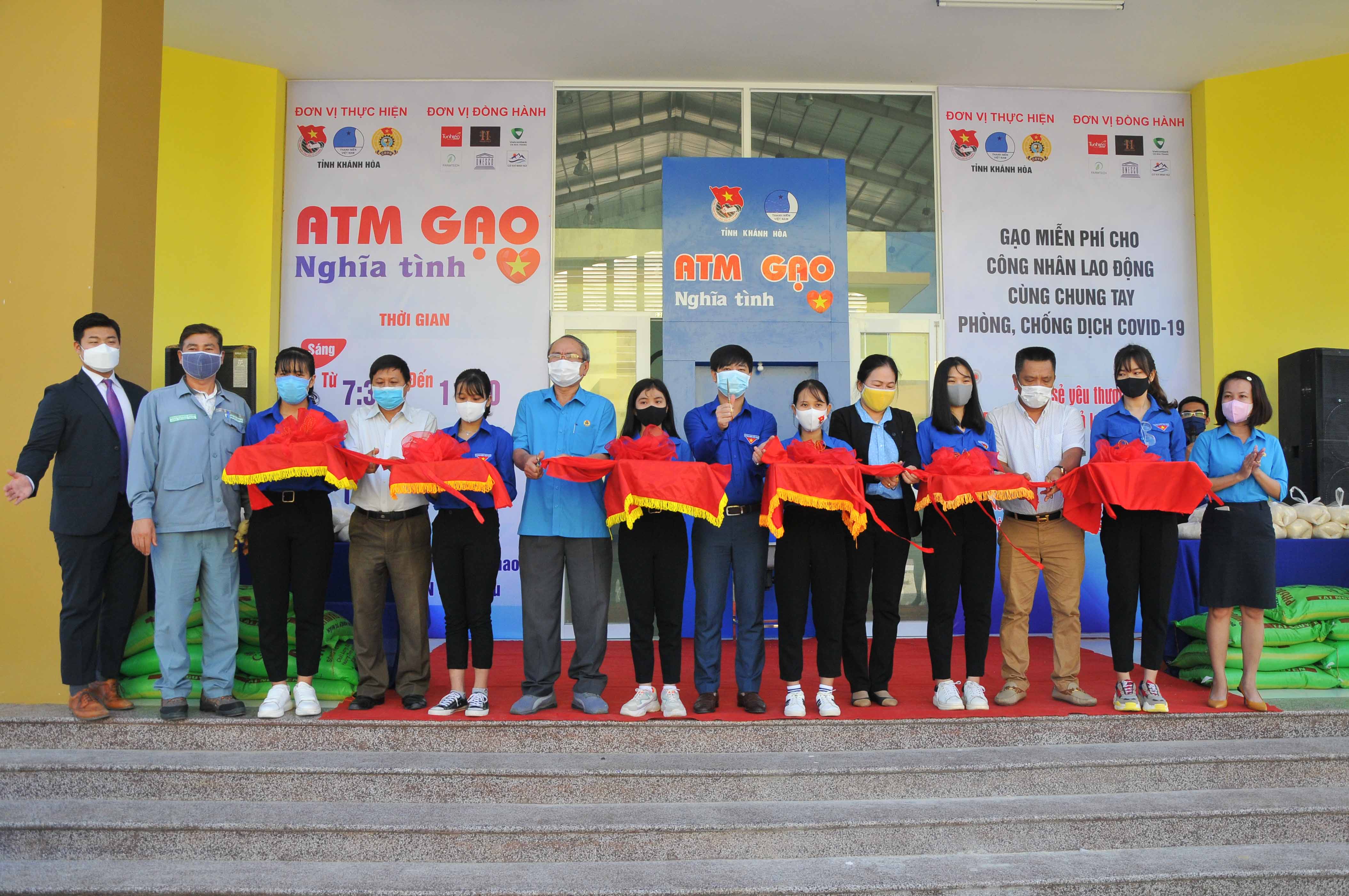Lắp đặt máy "ATM gạo" tại Khu công nghiệp Suối Dầu