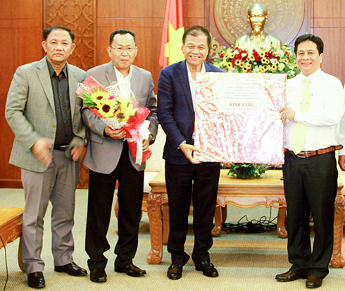Ông Hồ Văn Mừng tiếp đoàn công tác Hội Nhà báo Lào