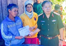 Thăm, hỗ trợ gia đình các nạn nhân trong vụ nổ đạn pháo tại Khánh Sơn