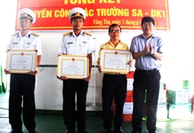 stt-Kết thúc chuyến thăm, tặng quà tại Trường Sa và nhà giàn DK1