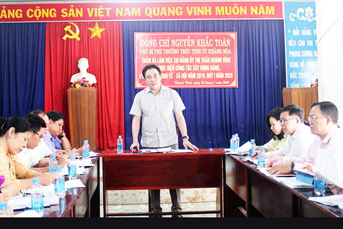 Ông Nguyễn Khắc Toàn làm việc với Đảng ủy thị trấn Khánh Vĩnh