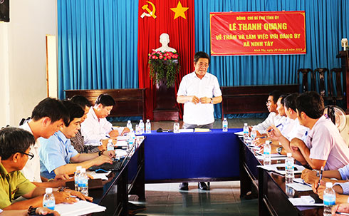 Ông Lê Thanh Quang làm việc tại xã Ninh Tây