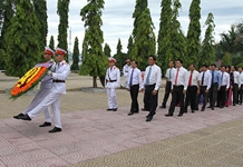 Lãnh đạo tỉnh viếng, đặt vòng hoa tại Nghĩa trang liệt sĩ Hòn Dung