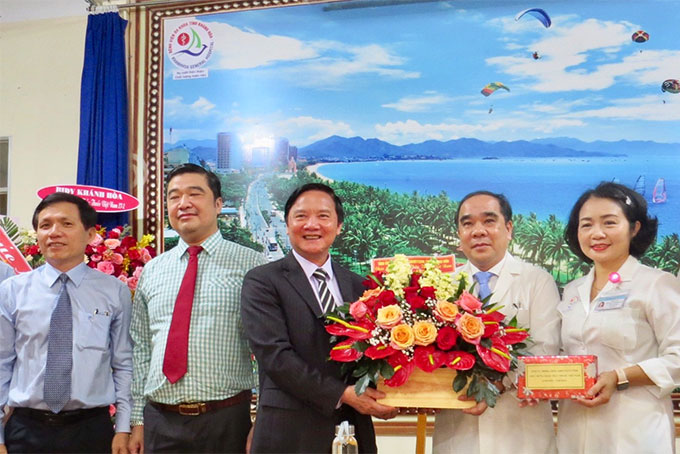 Bí thư Tỉnh ủy Nguyễn Khắc Định thăm các cơ sở y tế