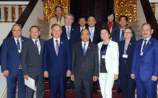 Thủ tướng Nguyễn Xuân Phúc tiếp; Chủ tịch QH Nguyễn Thị Kim Ngân đón, hội đàm với Chủ tịch Hạ viện Kazakhstan