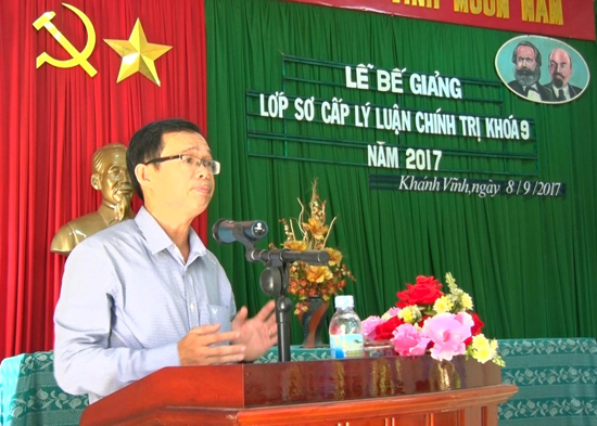 Trung tâm bồi dưỡng chính trị huyện Khánh Vĩnh: 53 học viên Khóa 9/2017 được cấp bằng Sơ cấp lý luận chính trị 