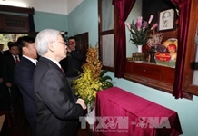 Tổng Bí thư Nguyễn Phú Trọng dâng hương tưởng niệm Bác Hồ