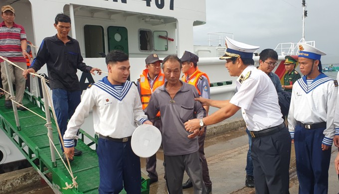 Tình người giữa cuồng phong