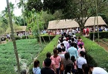DÒNG NGƯỜI TẤP NẬP VỀ LÀNG SEN QUÊ BÁC TRONG NGÀY 2/9/2018