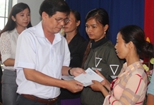 Trao 20 suất hỗ trợ cho hộ nghèo thôn Phong Ấp