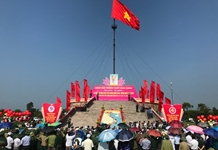 Thượng cờ Tổ quốc mừng Ngày thống nhất non sông