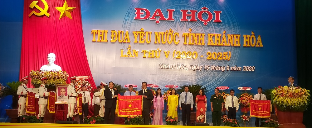 BAN TUYÊN GIÁO TỈNH ỦY KHÁNH HÒA NHẬN CỜ THI ĐUA CỦA CHÍNH PHỦ