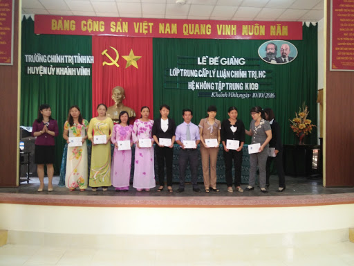 Khánh Vĩnh: 77 học viên tốt nghiệp Trung cấp lý luận chính trị – hành chính (khóa 109) 