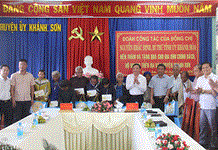 Bí thư Tỉnh ủy thăm, tặng quà Tết các gia đình chính sách, hộ nghèo tại huyện Khánh Sơn