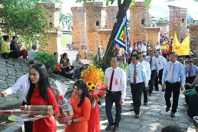 Trẩy hội Tháp Bà Ponagar