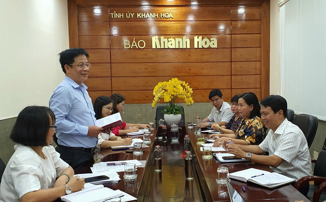 Đồng chí Hồ Văn Mừng, Ủy viên Ban Thường vụ Tỉnh ủy, Trưởng ban Tuyên giáo Tỉnh ủy làm việc với Báo Khánh Hòa