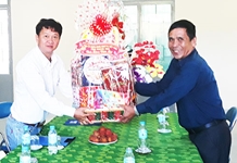 Thăm, tặng quà Tết tại các địa phương, đơn vị