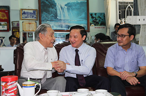 Bí thư Tỉnh ủy Nguyễn Khắc Định thăm, tặng quà các gia đình lão thành cách mạng
