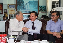Bí thư Tỉnh ủy Nguyễn Khắc Định thăm, tặng quà các gia đình lão thành cách mạng