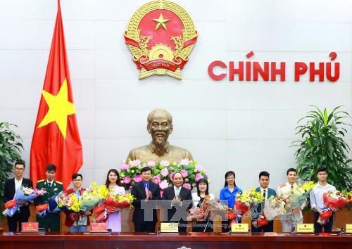 Thủ tướng Nguyễn Xuân Phúc gặp mặt 10 gương mặt trẻ Việt Nam tiêu biểu, triển vọng