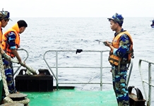 Tàu Trường Sa 18 cứu tàu cá gặp nạn