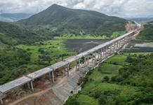 Hợp long cầu vượt cao nhất cao tốc Cam Lâm - Vĩnh Hảo