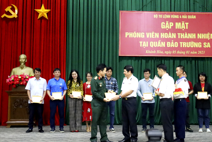 Kết thúc chuyến công tác chúc Tết quân và dân huyện đảo Trường Sa