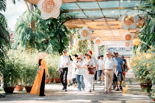 Nhộn nhịp đón khách du lịch tàu biển