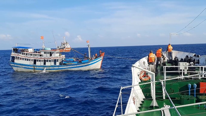 Tàu KN 417 lai kéo tàu cá Bình Thuận gặp nạn ở Trường Sa về bờ an toàn