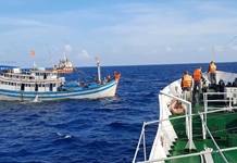 Tàu KN 417 lai kéo tàu cá Bình Thuận gặp nạn ở Trường Sa về bờ an toàn
