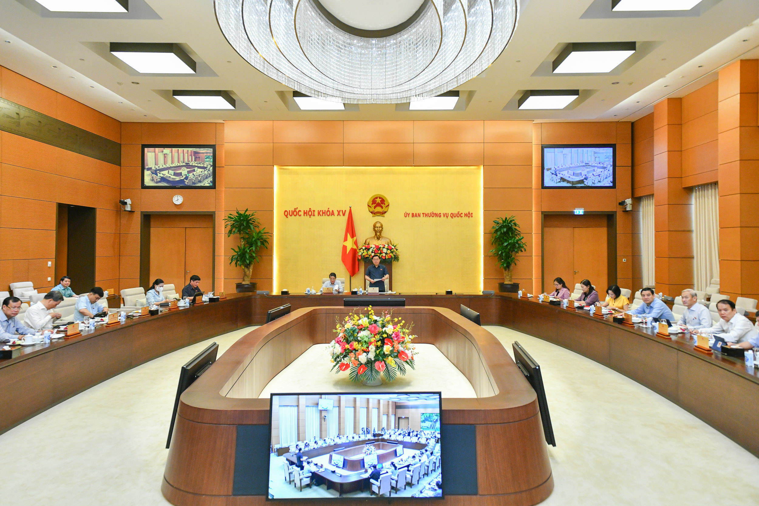         Ủy ban Thường vụ Quốc hội quyết định giảm thuế bảo vệ môi trường với xăng, dầu về mức sàn    