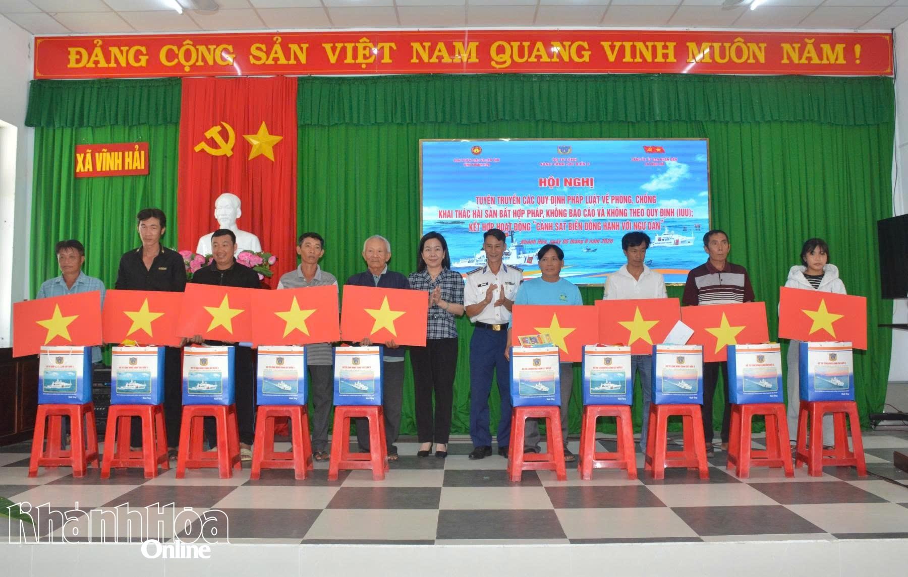 Tổ chức chương trình Cảnh sát biển đồng hành với ngư dân tại xã Vĩnh Hải