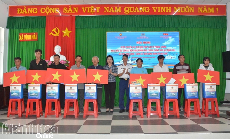 Tổ chức chương trình Cảnh sát biển đồng hành với ngư dân tại xã Vĩnh Hải