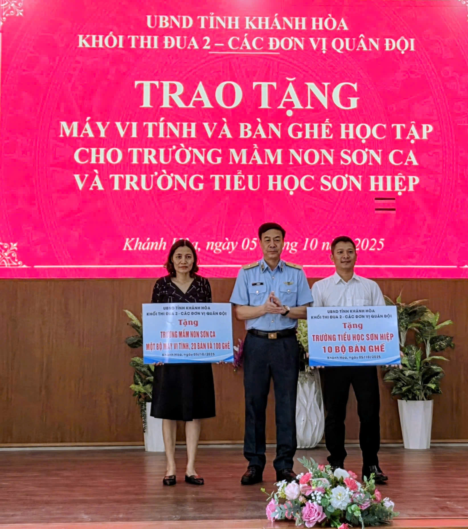 Khối thi đua 2 - các đơn vị Quân đội đóng quân trên địa bàn tỉnh Khánh Hòa tổ chức tặng quà cho các gia đình và thiếu nhi có hoàn cảnh khó khăn tại xã Khánh Sơn