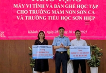 Khối thi đua 2 - các đơn vị Quân đội đóng quân trên địa bàn tỉnh Khánh Hòa tổ chức tặng quà cho các gia đình và thiếu nhi có hoàn cảnh khó khăn tại xã Khánh Sơn