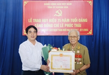 Bí thư Tỉnh ủy Nghiêm Xuân Thành trao Huy hiệu 75 và 70 năm tuổi Đảng cho 2 đảng viên tiêu biểu ở Cam Lâm và Nha Trang