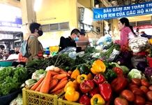 Giá nhiều mặt hàng còn cao