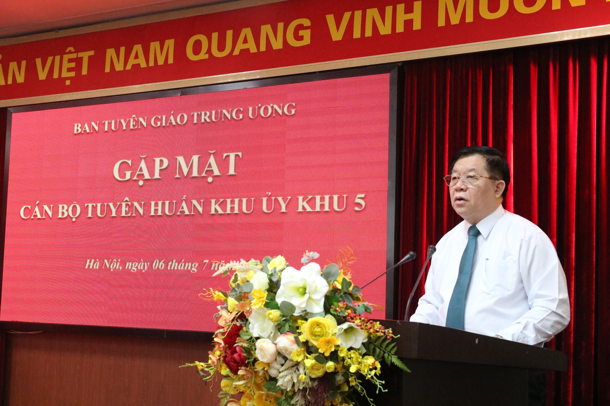 Gặp mặt cán bộ Ban Tuyên huấn Khu ủy Khu V