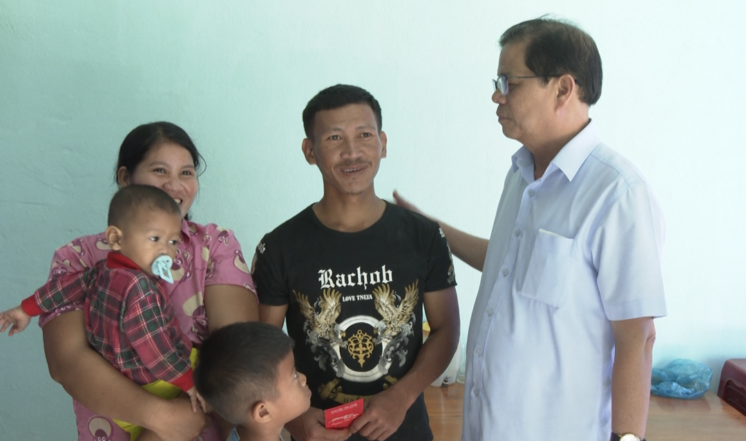 Chủ tịch UBND tỉnh Nguyễn Tấn Tuân kiểm tra đột xuất việc chăm lo Tết cho người nghèo