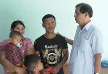 Chủ tịch UBND tỉnh Nguyễn Tấn Tuân kiểm tra đột xuất việc chăm lo Tết cho người nghèo